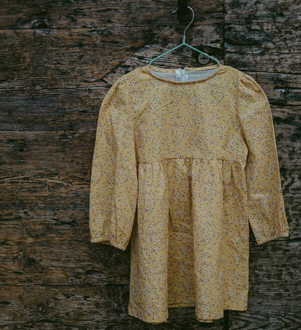 Maglia in cotone morbidissimo 100% gots , gialla fantasia, con manica scampanata e bustino con taglio