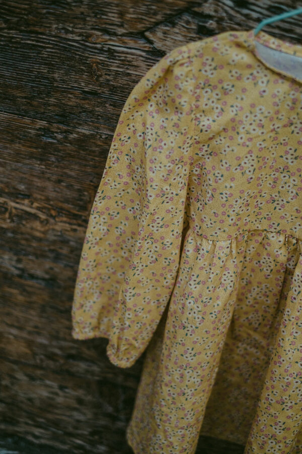 Maglia in cotone morbidissimo 100% gots , gialla fantasia, con manica scampanata e bustino con taglio - immagine 6