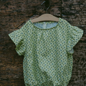 Maglia in cotone morbidissimo 100% gots , verde fantasia con manica larga ed elastico in vita