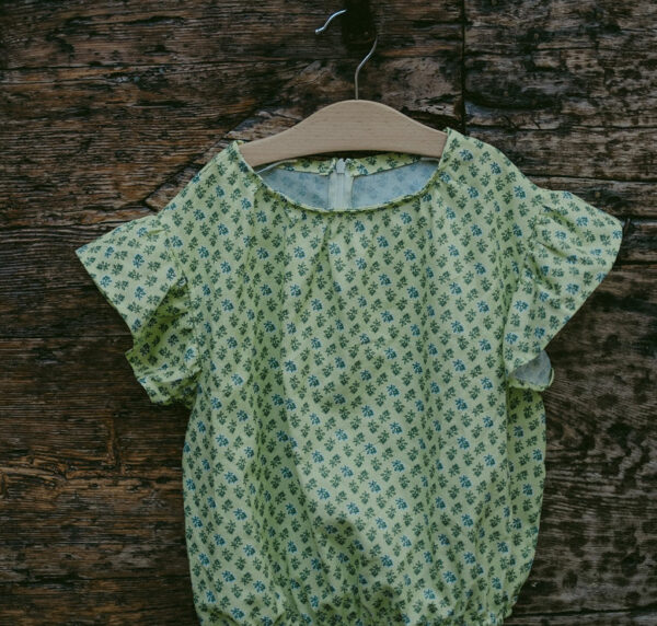 Maglia in cotone morbidissimo 100% gots , verde fantasia con manica larga ed elastico in vita