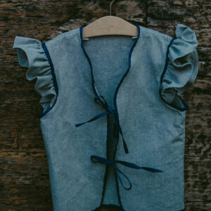 Gilet in jeans con profilo blu e rouches maniche . Cotone 100%