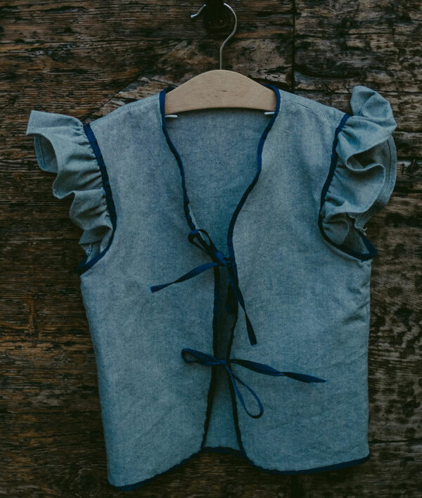 Gilet in jeans con profilo blu e rouches maniche . Cotone 100%