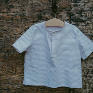 Maglia in cotone oxford morbidissimo rosa, girocollo con bottoni in madreperla. Tessuto certificato cotone GRS (Global recycled standard)