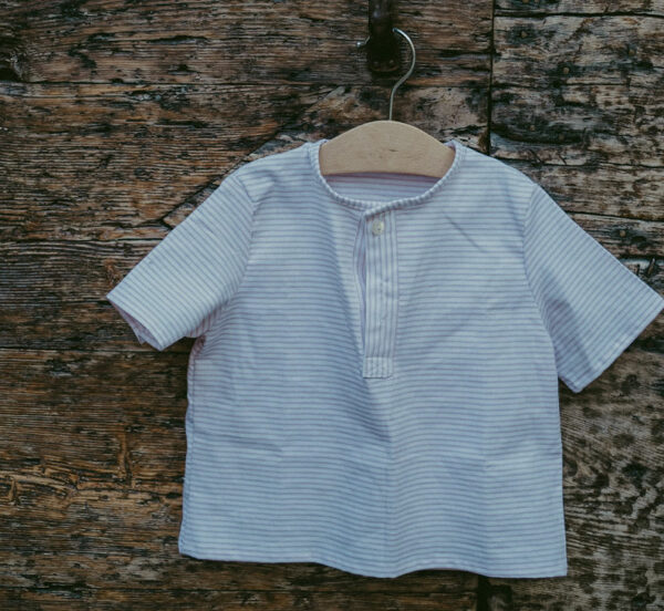 Maglia in cotone oxford morbidissimo rosa, girocollo con bottoni in madreperla. Tessuto certificato cotone GRS (Global recycled standard)