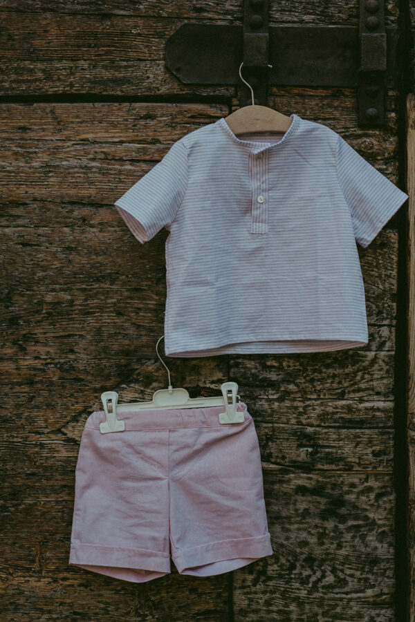 Maglia in cotone oxford morbidissimo rosa, girocollo con bottoni in madreperla. Tessuto certificato cotone GRS (Global recycled standard) - immagine 2