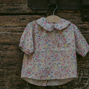 Maglia in cotone morbidissimo 100% gots , fantasia fiori , con manica a sbuffo e colletto lavorato