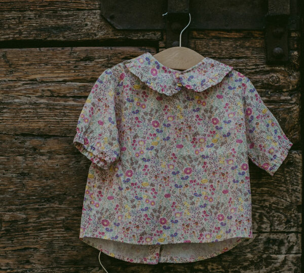 Maglia in cotone morbidissimo 100% gots , fantasia fiori , con manica a sbuffo e colletto lavorato
