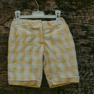 Pantalone corto al ginocchio vichy giallo seersucker , con tasche e bottone