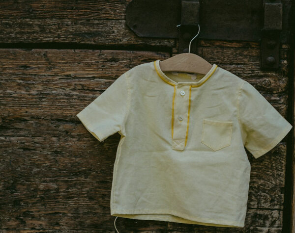 Maglia in cotone morbidissimo giallo, girocollo con dettaglio profilo e manica corta. Tessuto certificato cotone GRS (Global recycled standard)
