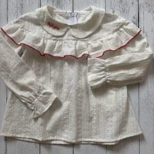 Maglia camicia in cotone san gallo ecrù, colletto tondo e decoro rouches. Ricamo sul colletto.