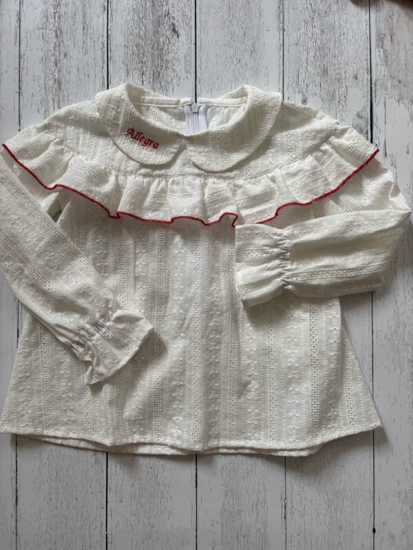 Maglia camicia in cotone san gallo ecrù, colletto tondo e decoro rouches. Ricamo sul colletto.