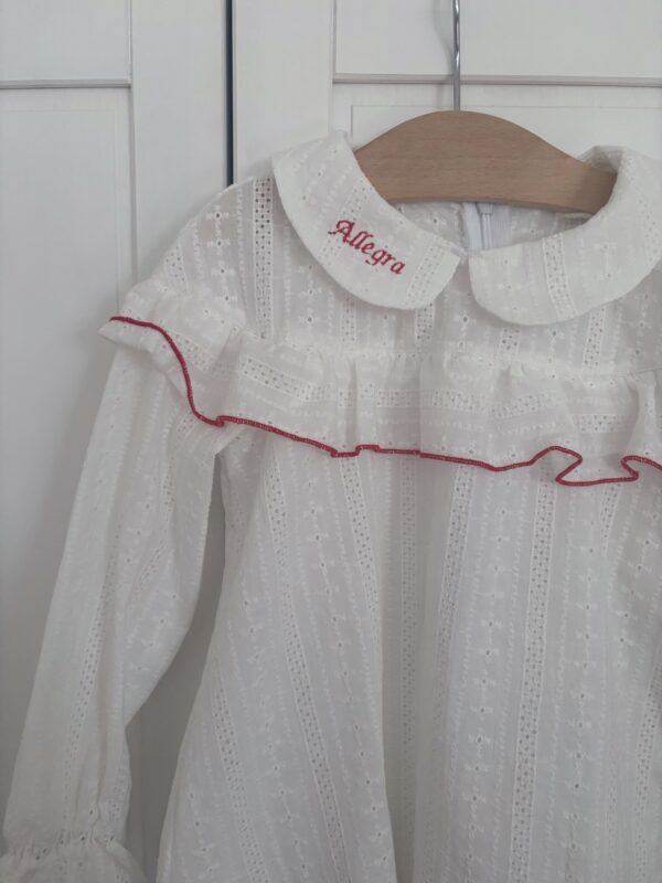 Maglia camicia in cotone san gallo ecrù, colletto tondo e decoro rouches. Ricamo sul colletto. - immagine 3