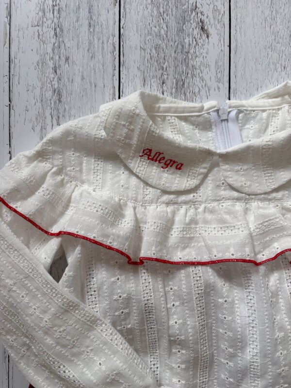Maglia camicia in cotone san gallo ecrù, colletto tondo e decoro rouches. Ricamo sul colletto. - immagine 4