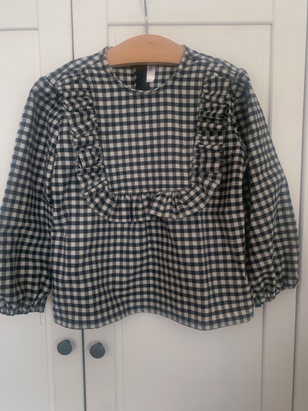 Maglia vichy bianca nera, con decoro rouches in tessuto, girocollo e  manica lunga