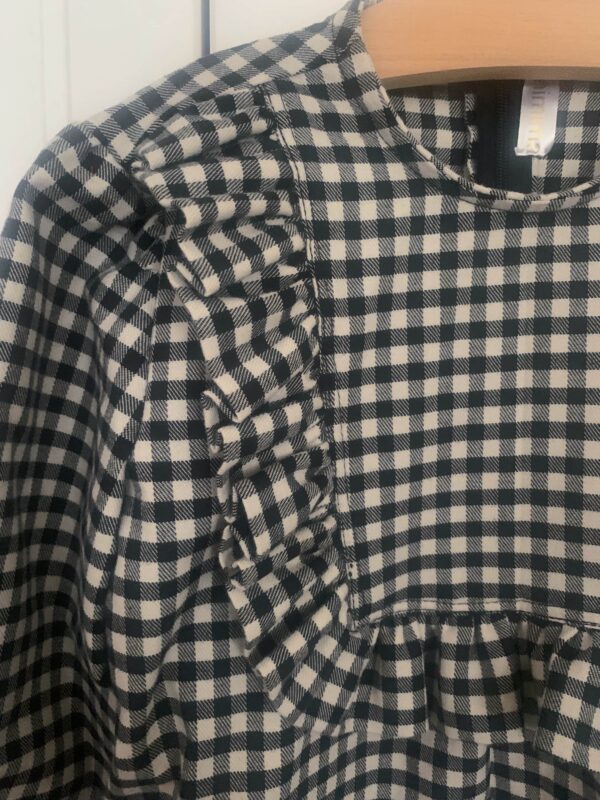Maglia vichy bianca nera, con decoro rouches in tessuto, girocollo e  manica lunga - immagine 2