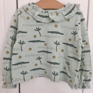 Camicia con rouches sul collo fantasia coccodrilli