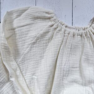 Maglia in mussola garzata di cotone 100% bianca.