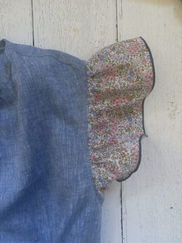 Tuta Camilla smanicata con rouches e fiocco a fiori in tessuto denim di cotone lino - immagine 10