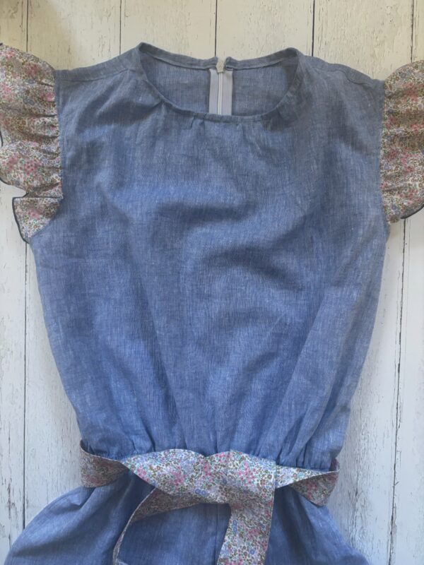 Tuta Camilla smanicata con rouches e fiocco a fiori in tessuto denim di cotone lino - immagine 9