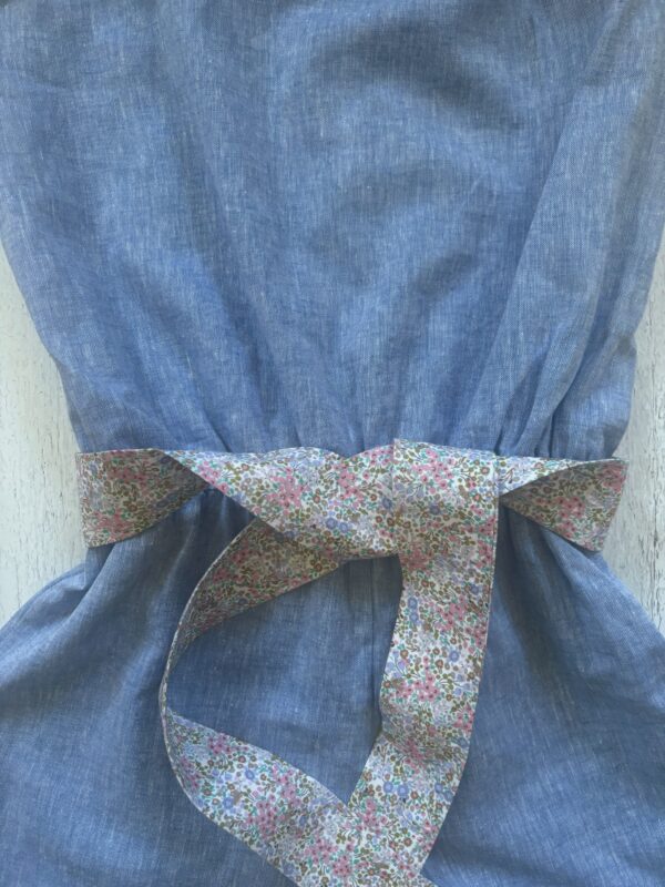 Tuta Camilla smanicata con rouches e fiocco a fiori in tessuto denim di cotone lino - immagine 8