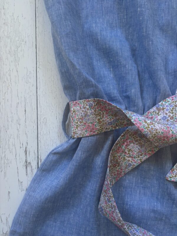 Tuta Camilla smanicata con rouches e fiocco a fiori in tessuto denim di cotone lino - immagine 7