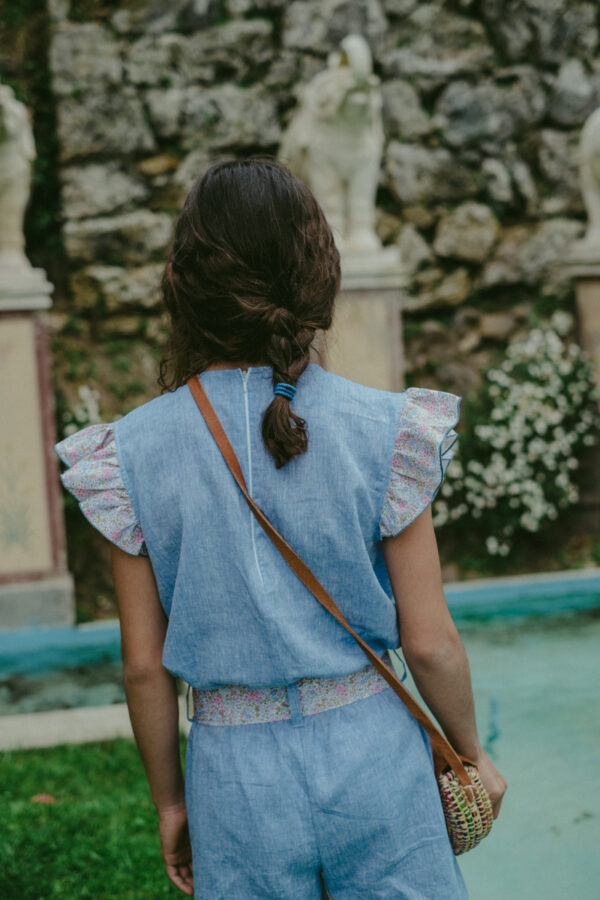 Tuta Camilla smanicata con rouches e fiocco a fiori in tessuto denim di cotone lino - immagine 6