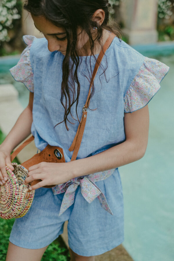 Tuta Camilla smanicata con rouches e fiocco a fiori in tessuto denim di cotone lino - immagine 3