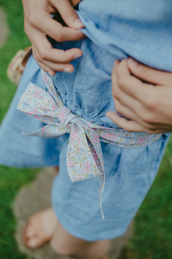 Tuta Camilla smanicata con rouches e fiocco a fiori in tessuto denim di cotone lino - immagine 4