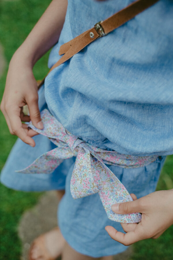 Tuta Camilla smanicata con rouches e fiocco a fiori in tessuto denim di cotone lino - immagine 5