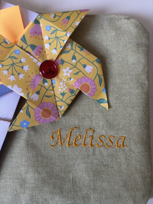 Pochette personalizzabile in tessuto con lettera abbinata, regalo inseganti - immagine 2