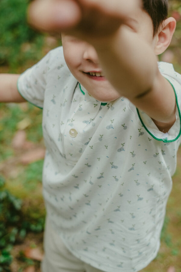 Maglia Nicolò con fantasia mele e collo alla coreana in cotone certificato