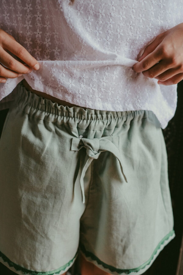 Pantalone corto Letizia con fiocco applicato in cotone lino - immagine 2
