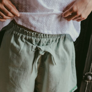 Pantalone corto Letizia con fiocco applicato in cotone lino