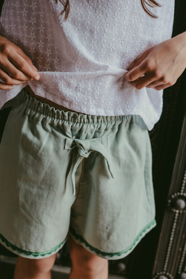 Pantalone corto Letizia con fiocco applicato in cotone lino